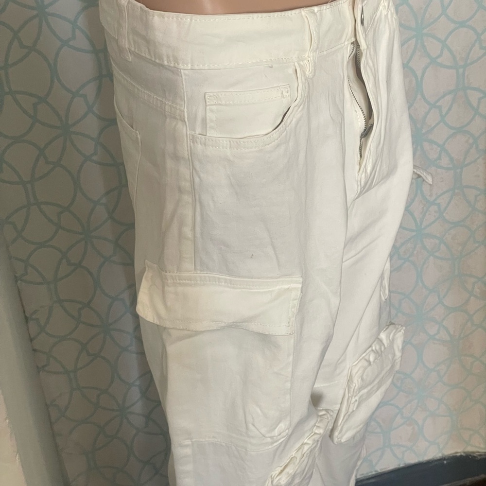 NWT Forever 21 White High Rise Jeans
Size medium - Picture 3 of 9
